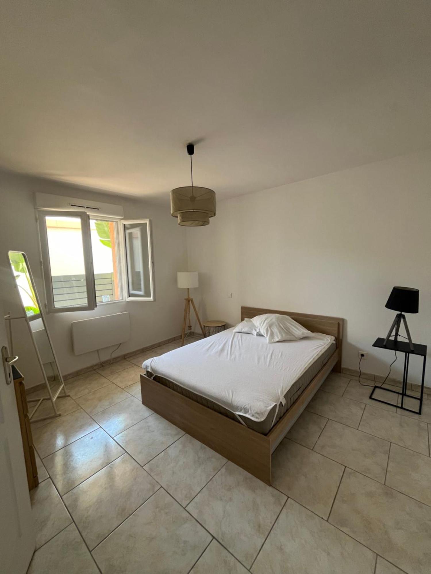 Charmant Bas De Villa Avec Terrasse A Proximite De La Plage Et Du Port Carqueiranne Zewnętrze zdjęcie